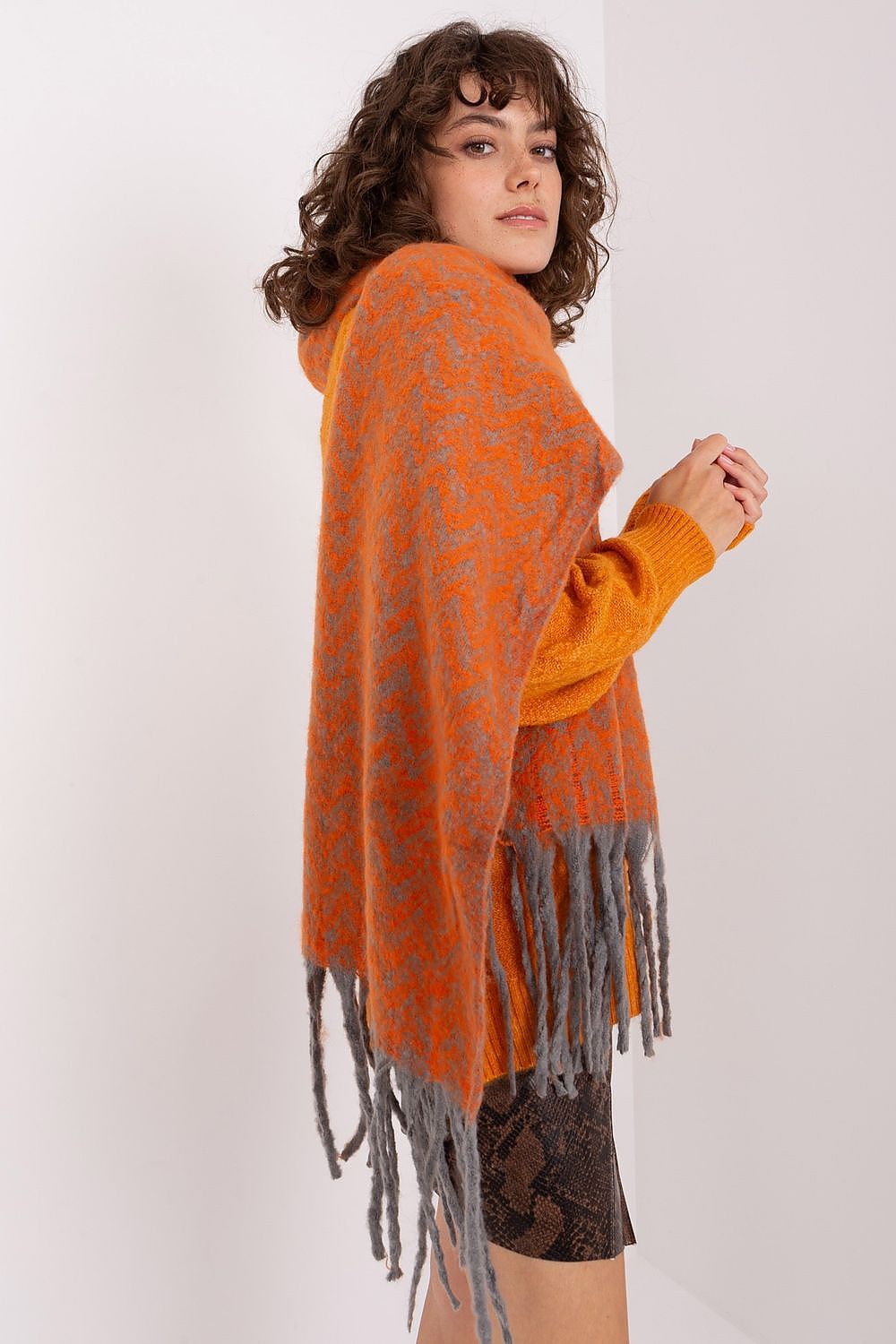 Shawl model 205973 AT