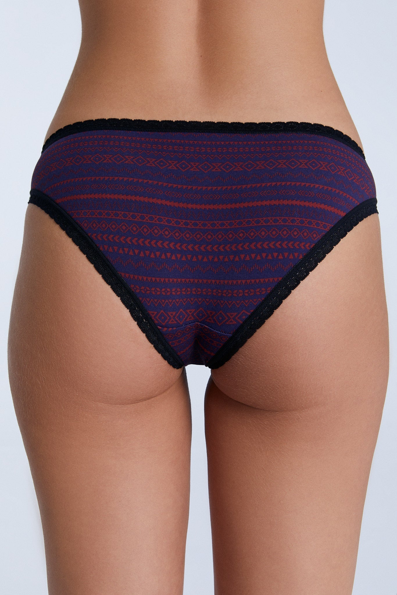 1111-084 | Damen Slip - Tibetrot/Navy Geometrisch