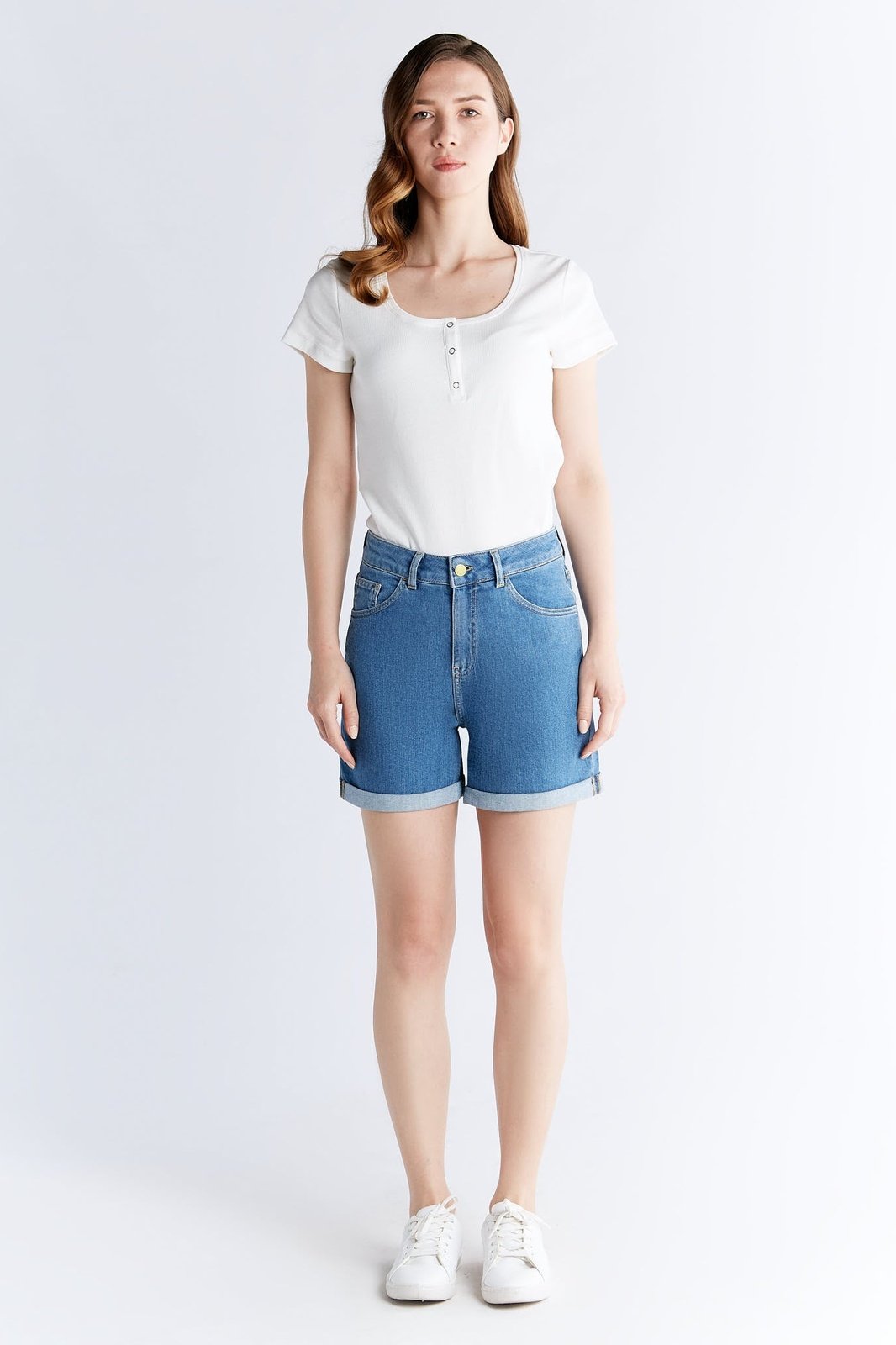 WN3020-325 Damen Mom Shorts, Day Sky Blue