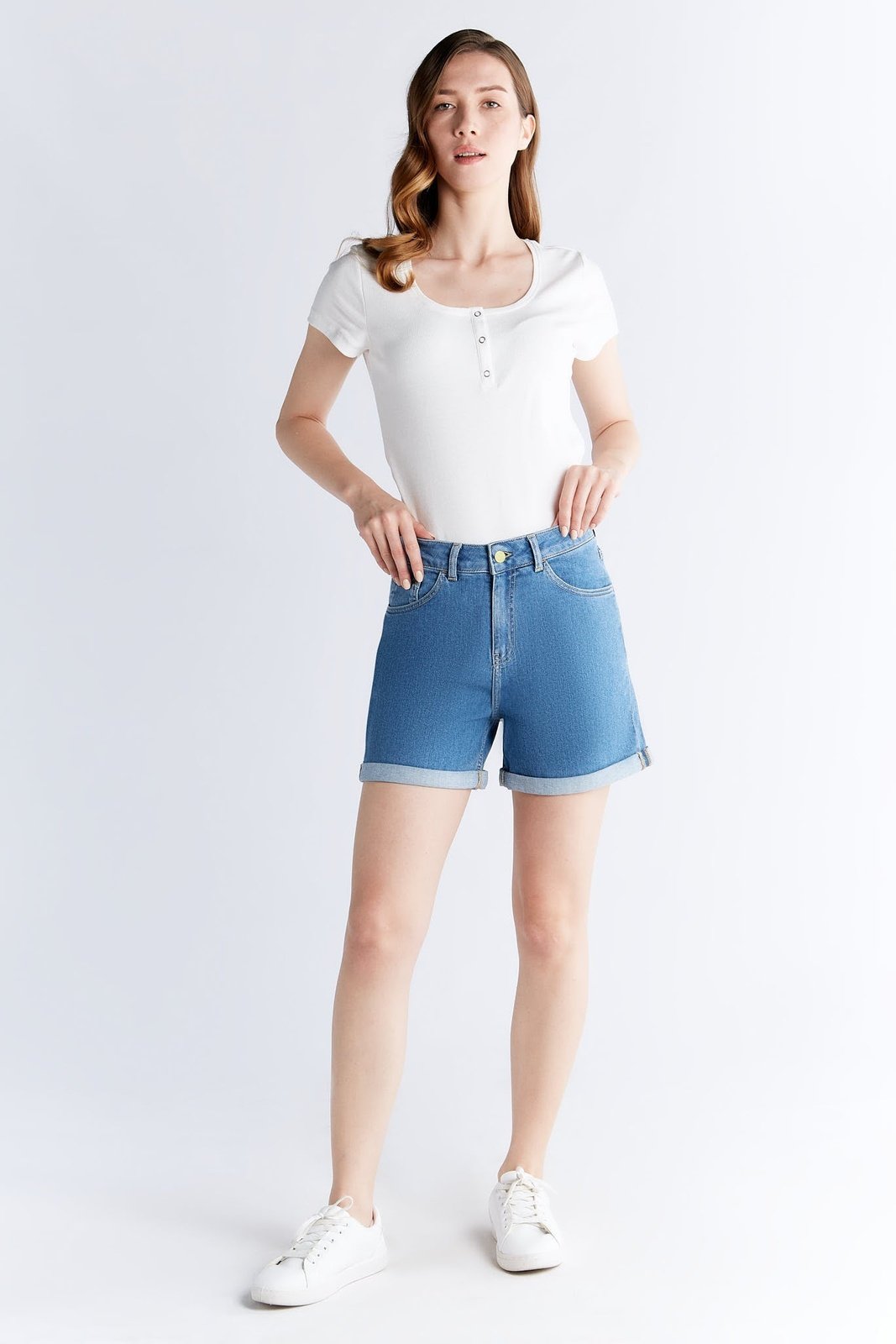 WN3020-325 Damen Mom Shorts, Day Sky Blue