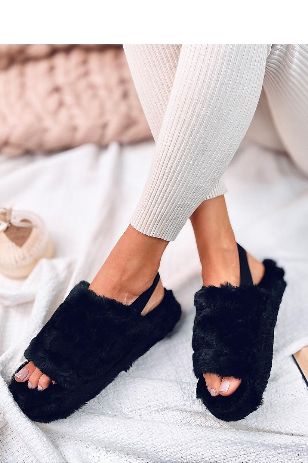 Slippers model 190357 Inello