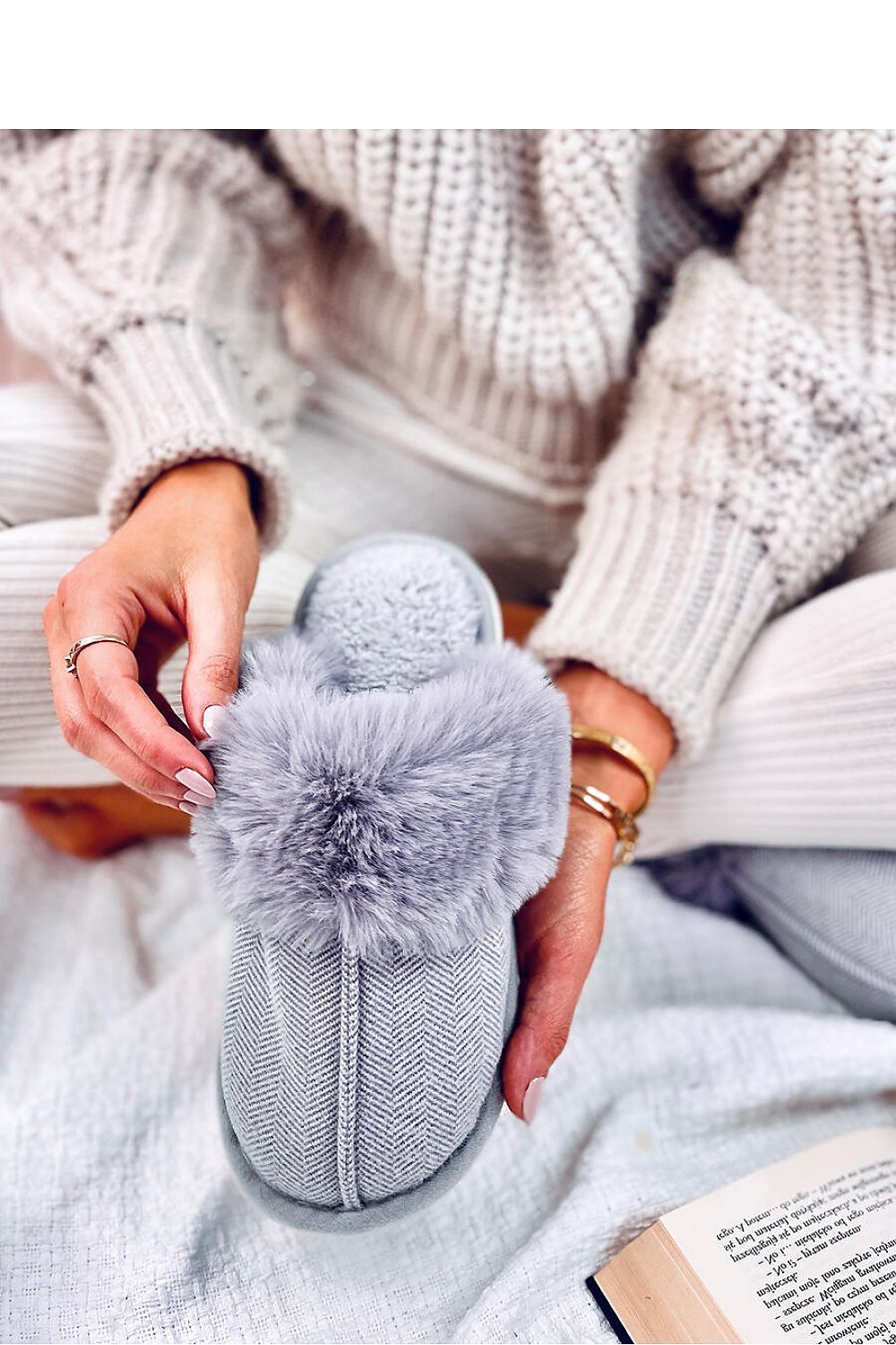 Slippers model 190366 Inello