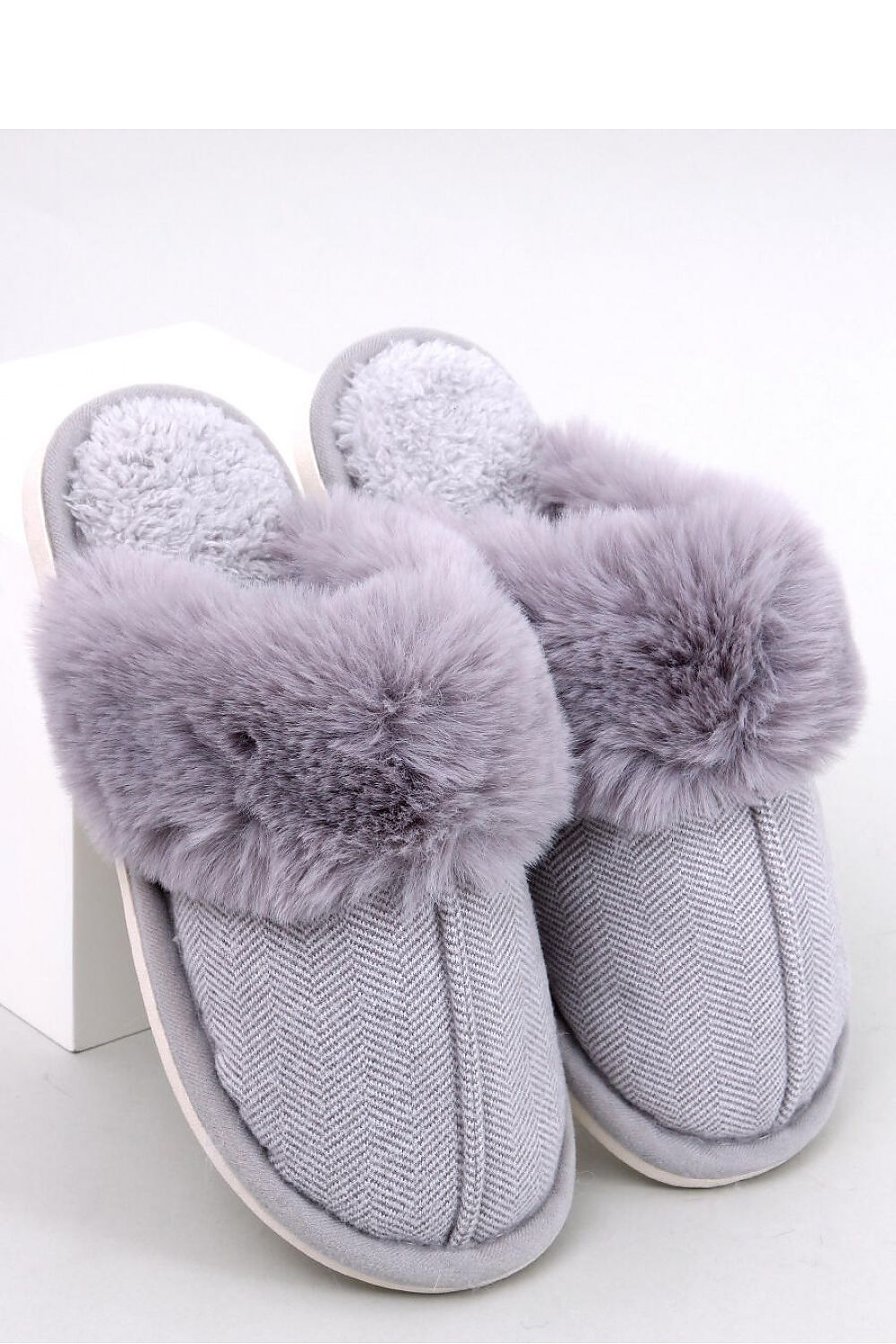 Slippers model 190366 Inello